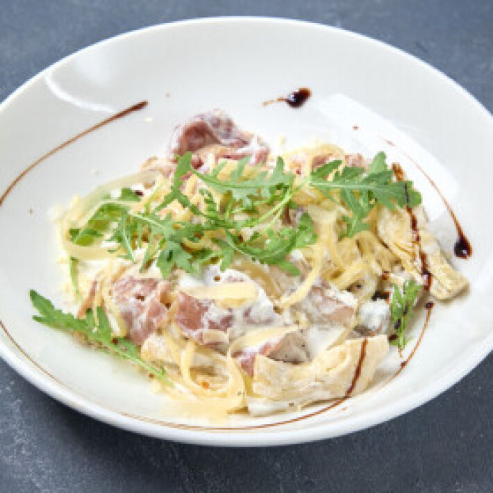 Паста с цыплёнком, прошутто и артишоками