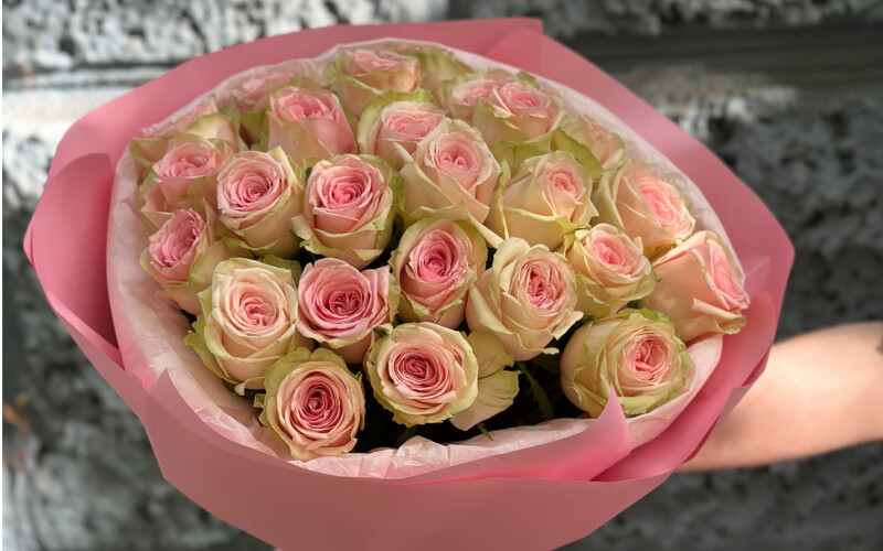 Букет из 19 розовых роз