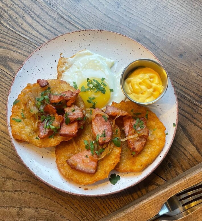 Драники с беконом, яйцом и сырным соусом