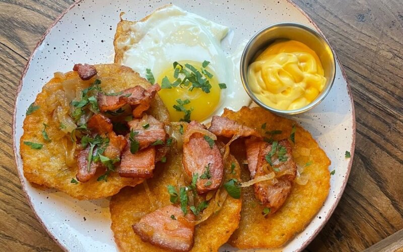 Драники с беконом, яйцом и сырным соусом