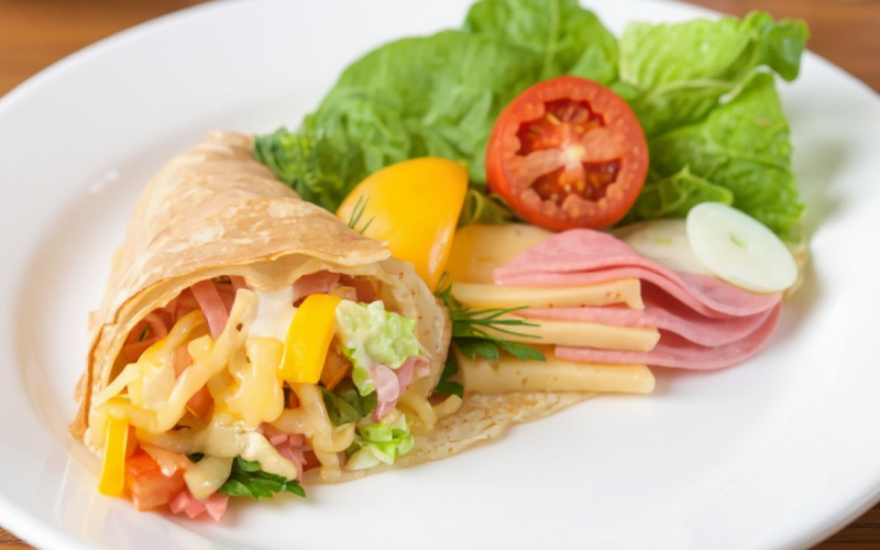 Блин с ветчиной и овощами