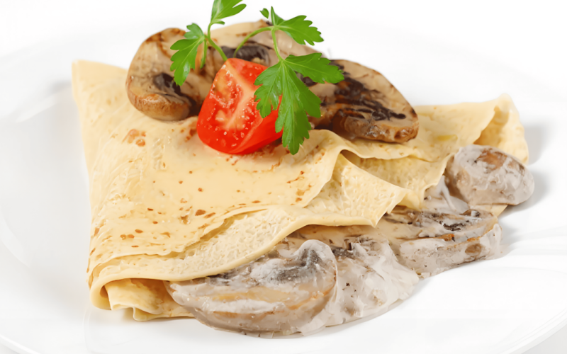 Блин с ветчиной, сыром, грибами и овощами