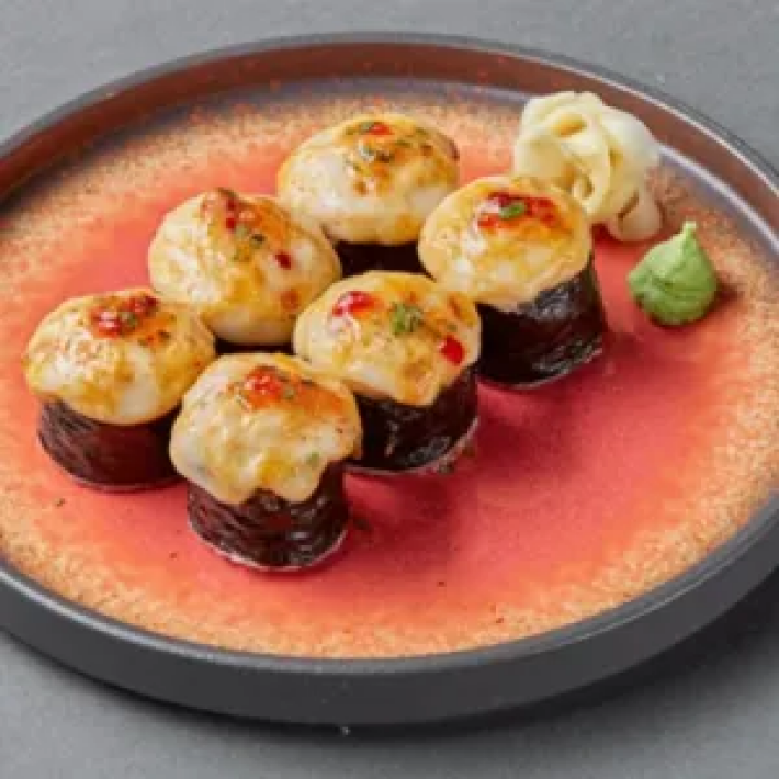 Запеченный ролл с лососем