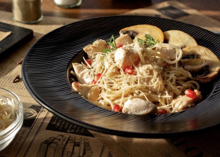 Спагетти с курицей и грибами