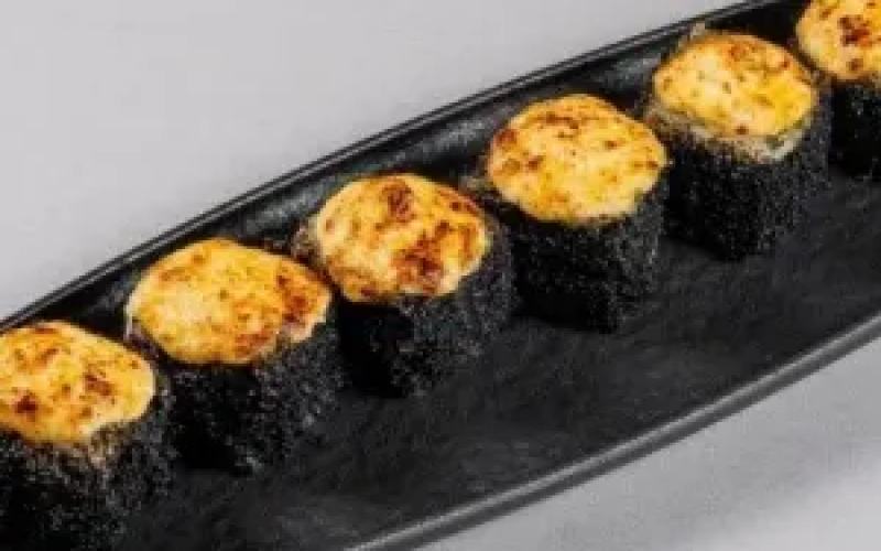 Запеченный ролл с угрём и лососем