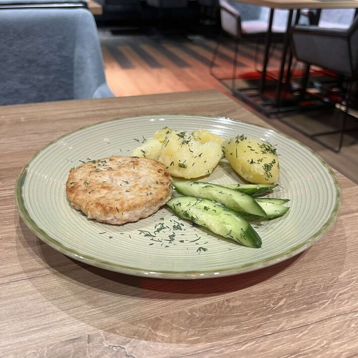 Куриная печень жареная с луком и грибами в сметане с картофельным пюре