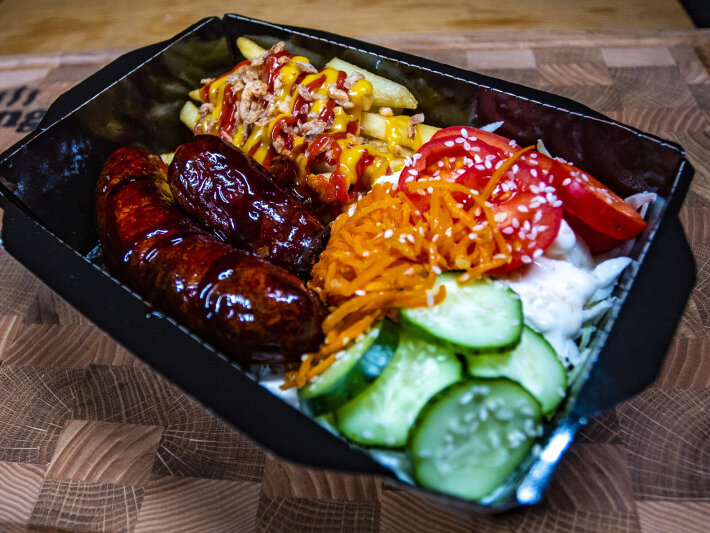 Бокс с запечённой колбасой и грибами