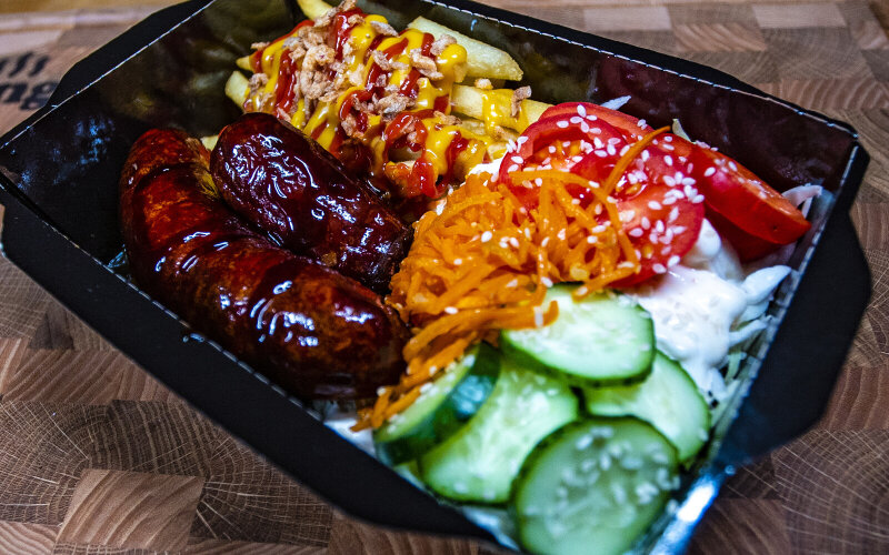 Бокс с запечённой колбасой и грибами