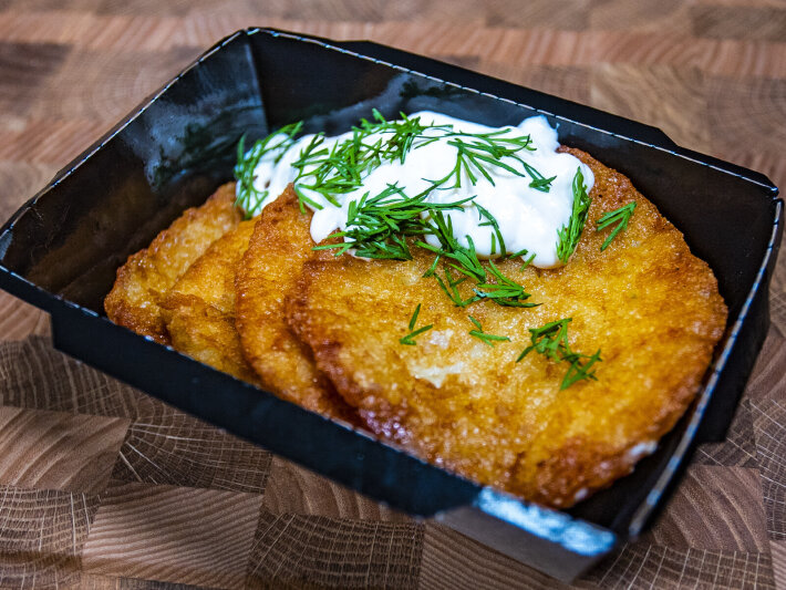 Бокс с драниками и сметаной