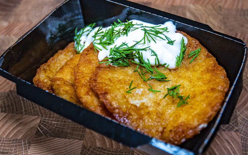 Бокс с драниками и сметаной