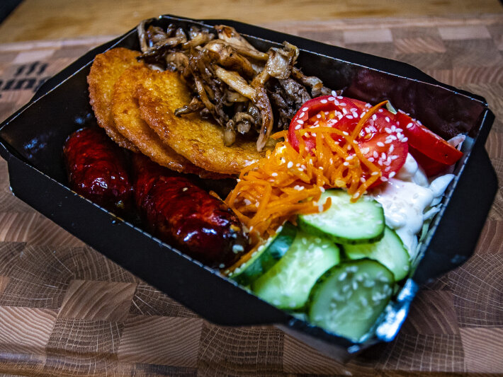 Бокс с запеченной колбасой, драниками и грибами