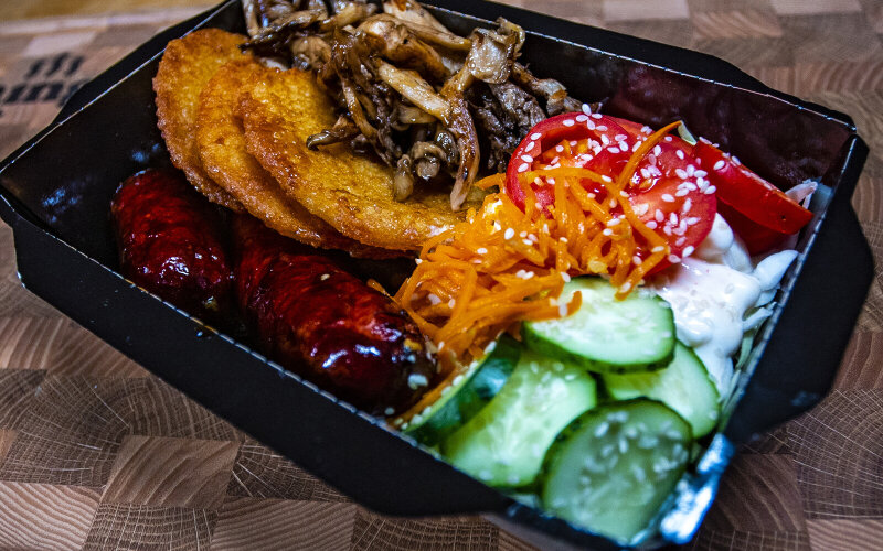 Бокс с запеченной колбасой, драниками и грибами