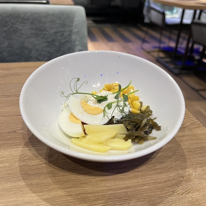 Салат из морской капусты с кукурузой и овощами