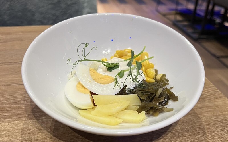 Салат из морской капусты с кукурузой и овощами