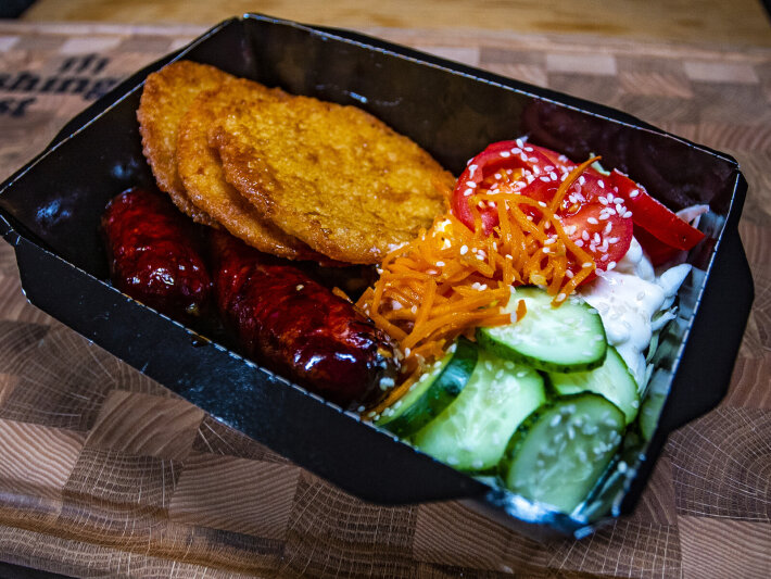 Бокс с запеченной колбасой и драниками