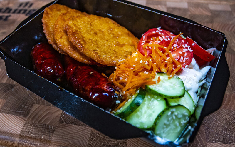 Бокс с запеченной колбасой и драниками