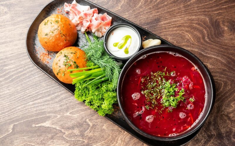 Борщ с копчёной сметаной и пампушками