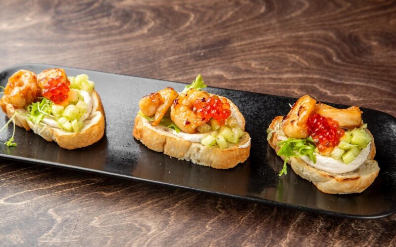 Брускетты с тигровыми креветками