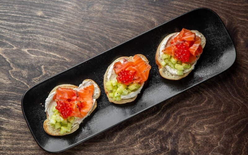 Брускетты с маринованным лососем