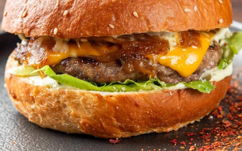 Бургер с котлетой из свинины и луковым мармеладом