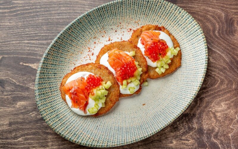 Драники с маринованным лососем и копчёной сметаной