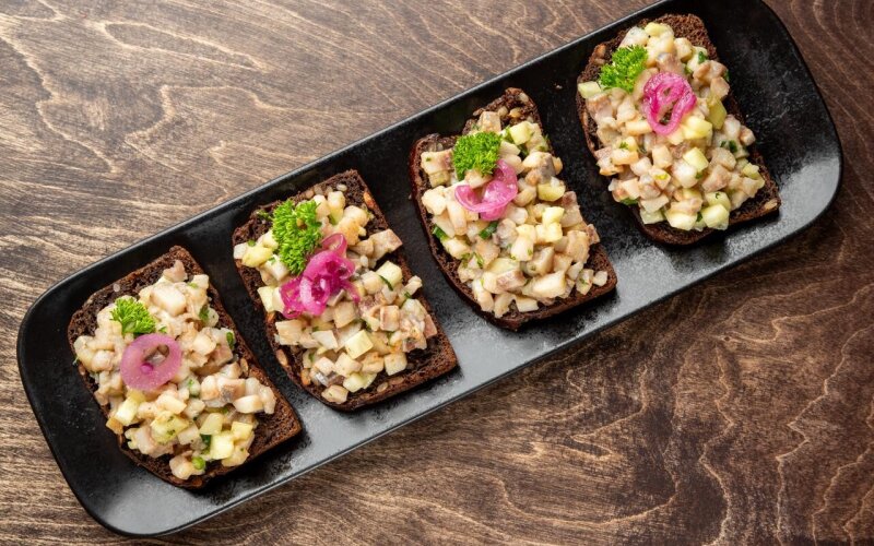 Тар-тар из сельди на чёрном хлебе