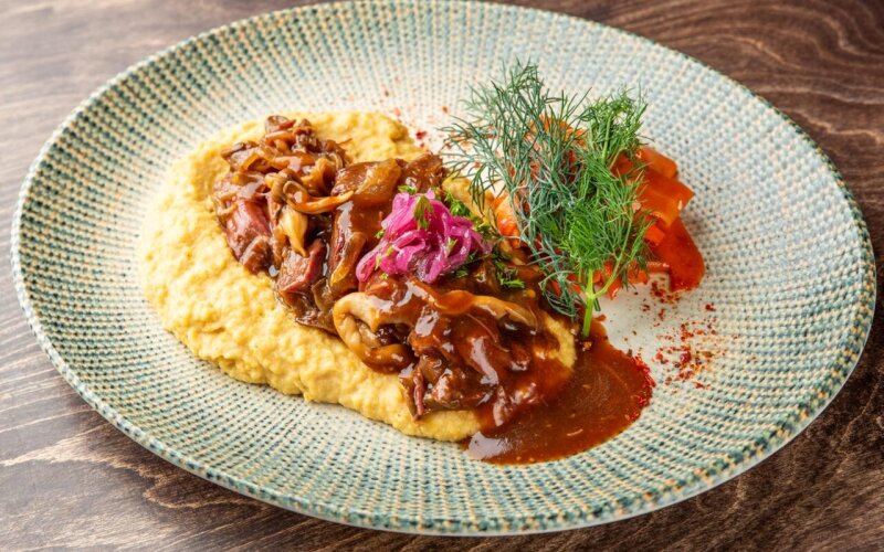 Томлёные говяжьи щёки с грибами