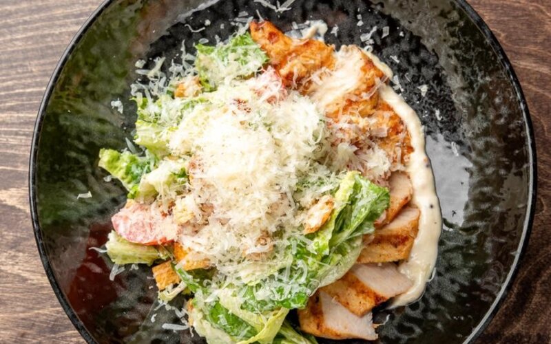 Салат «Цезарь» с цыплёнком