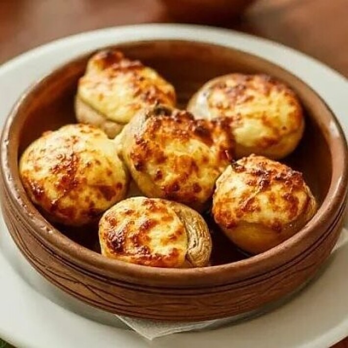 Шампиньоны, фаршированные сыром запечённые в кеци