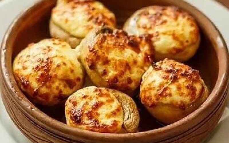 Шампиньоны, фаршированные сыром запечённые в кеци