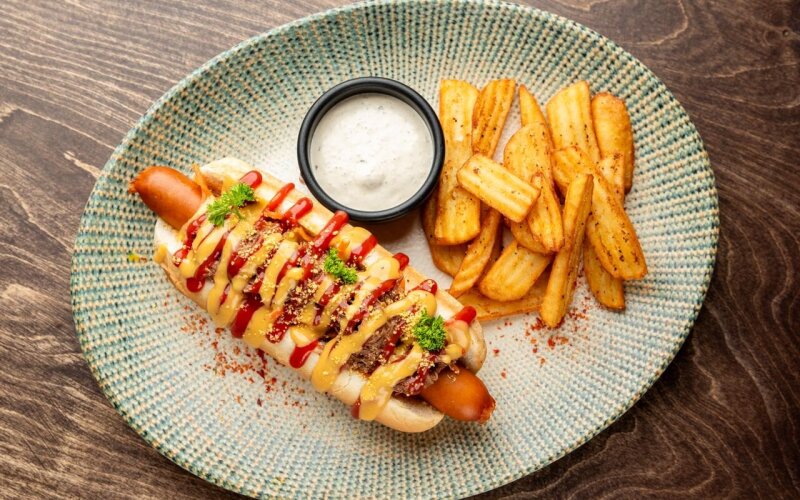 Хот-дог с охотничьей колбаской и копчёной говядиной