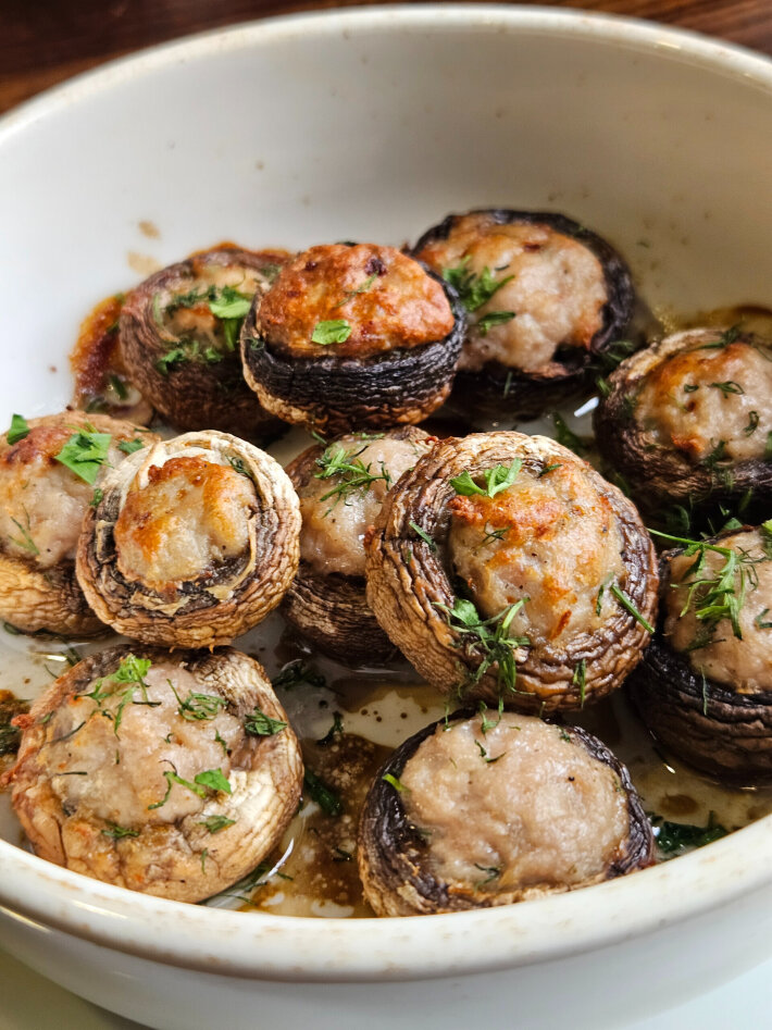 Шампиньоны, фаршированные мясом запечённые в кеци