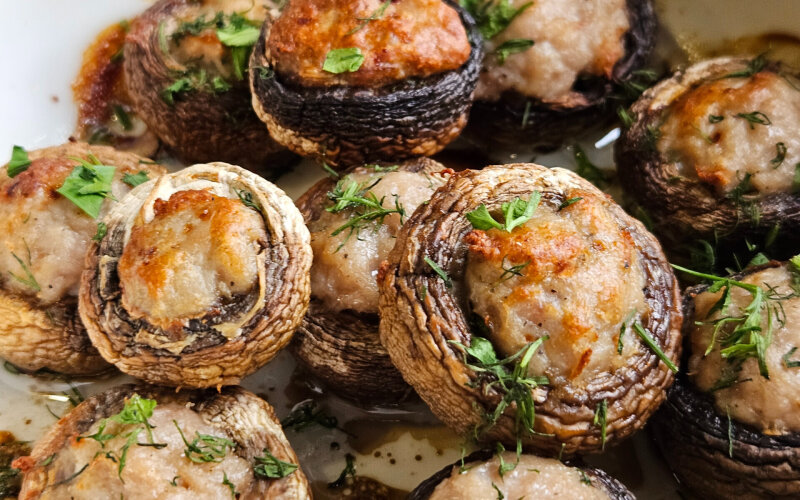 Шампиньоны, фаршированные мясом запечённые в кеци