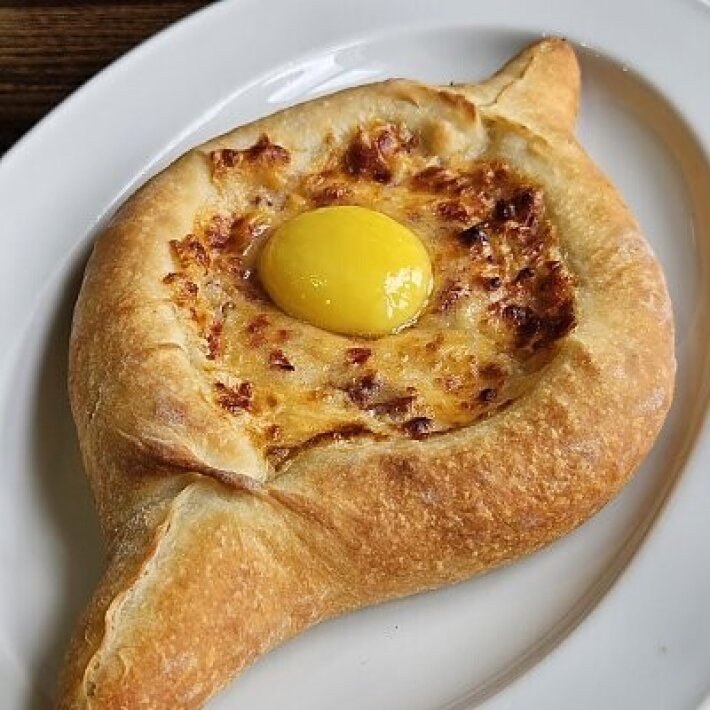 Хачапури «По-аджарски» с вялеными помидором