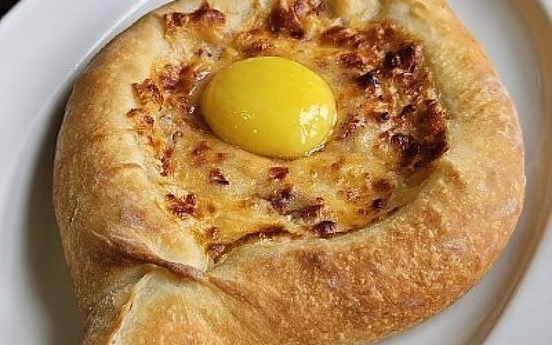 Хачапури «По-аджарски» с вялеными помидором