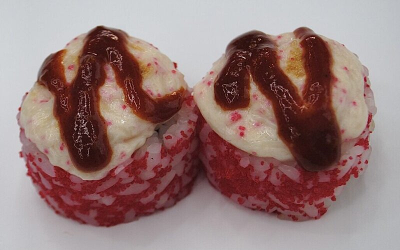 Запеченный ролл со свежим лососем