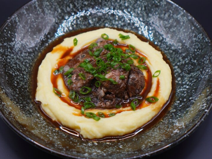 Щека с грибным соусом жу и муссом из картофеля