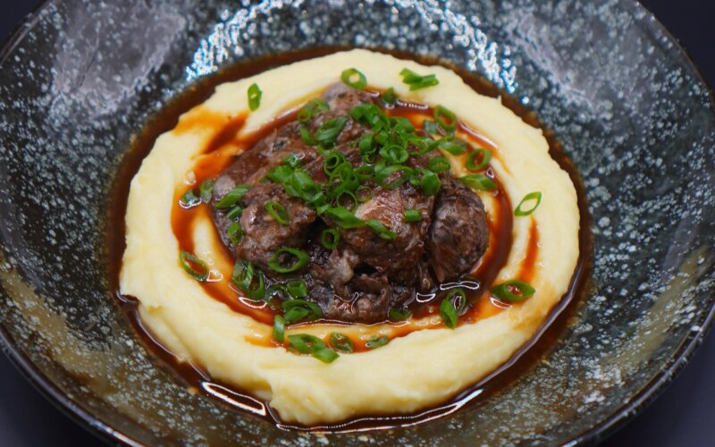 Щека с грибным соусом жу и муссом из картофеля