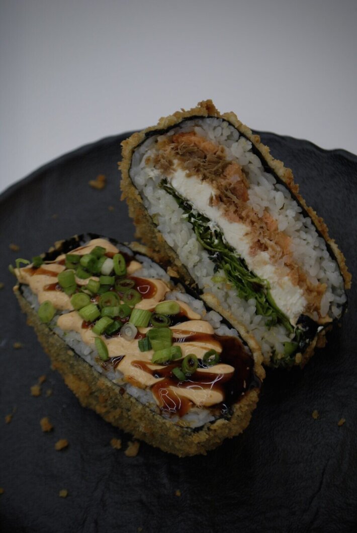 Суши бургер с лососем