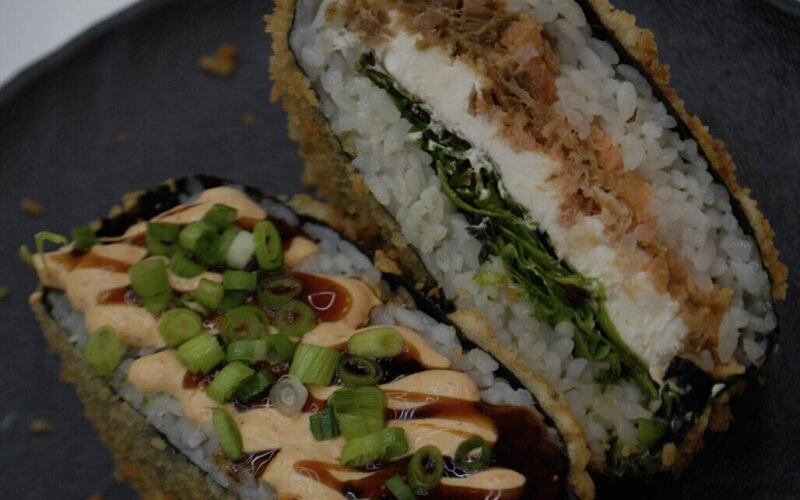 Суши бургер с лососем