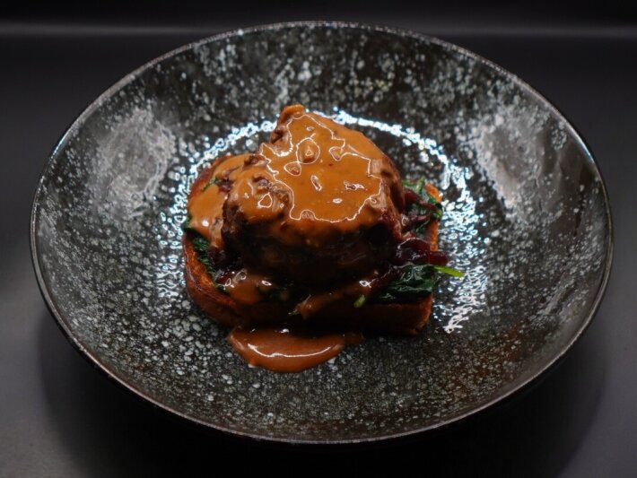 Филе миньон на бриоши с луковым мармеладом и соусом «Жу»
