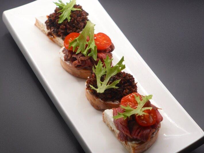 Ассорти брускетт с ростбифом и вяленными помидорами