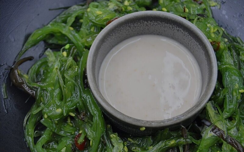 Салат  «Чука» с ореховым соусом