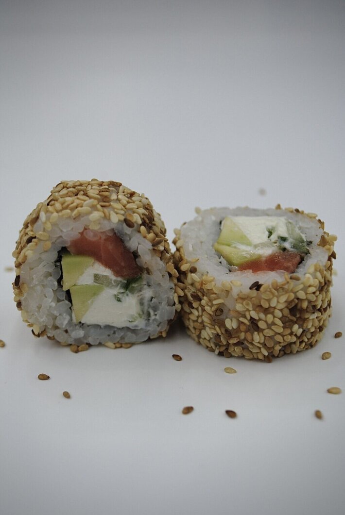 Ролл  «Филадельфия в кунжуте маки»