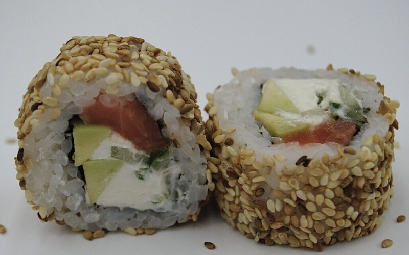 Ролл  «Филадельфия в кунжуте маки»