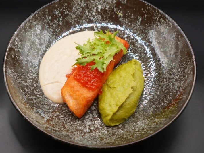 Филе лосося в сливочно-устричном соусе с кремом из спаржи