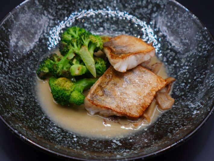 Судак с мисо-соусом и брокколи
