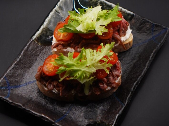 Сэндвич с ростбифом и маринованными помидорами