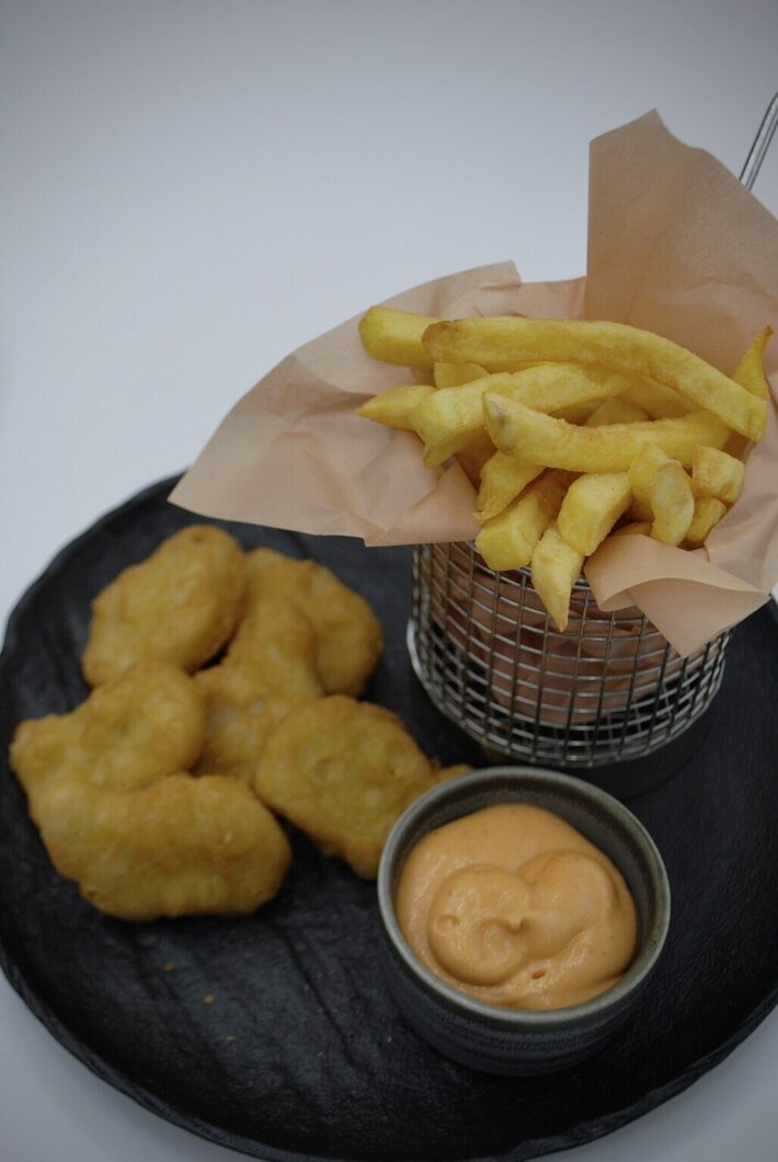 Картофель с наггетсами и соусом