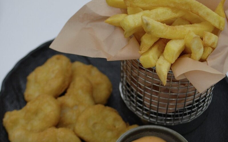 Картофель с наггетсами и соусом